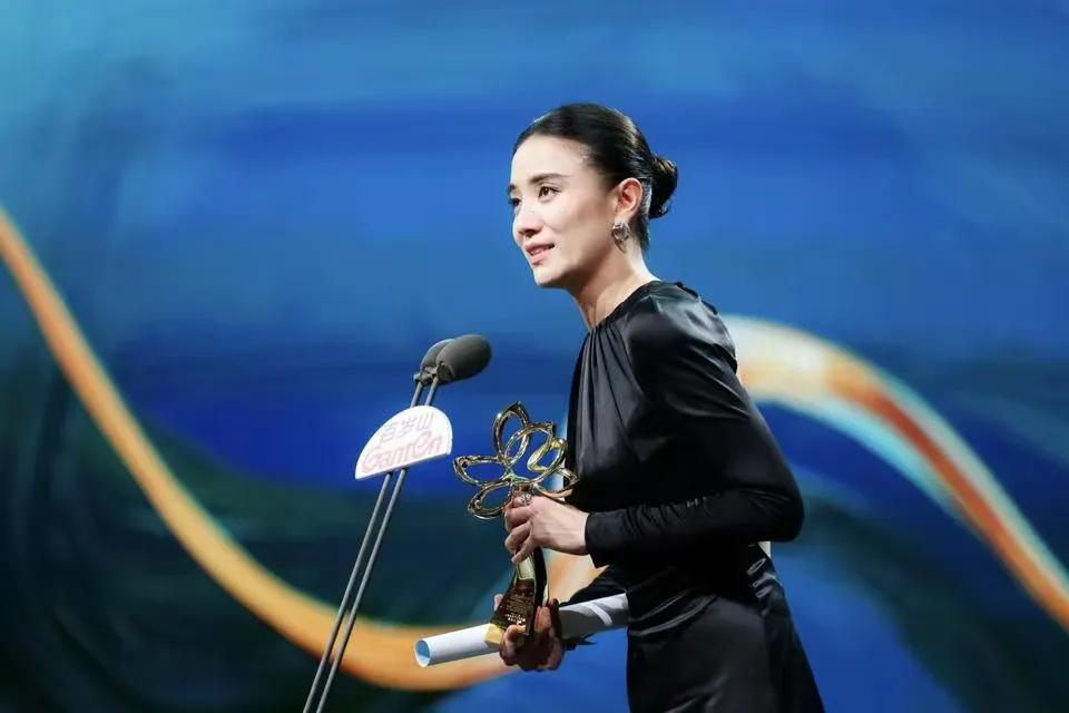 在娱乐圈的名利场中，有人靠话题博眼球，有人凭颜值吸流量，可宋佳，却始终以纯粹的职