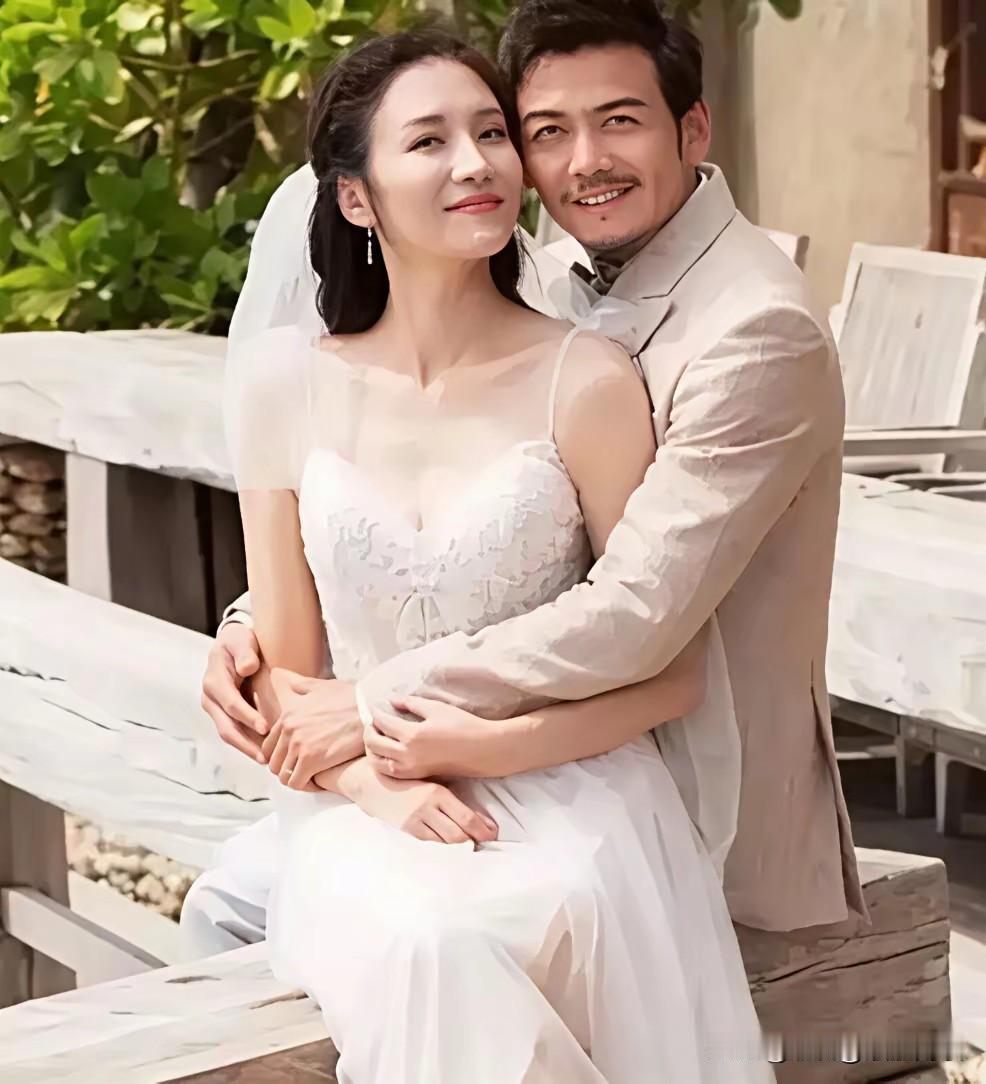 老照片里，杨烁亲密搂着身旁的这位女士。
容貌清丽耐看，很多网友看完感慨，她的颜值