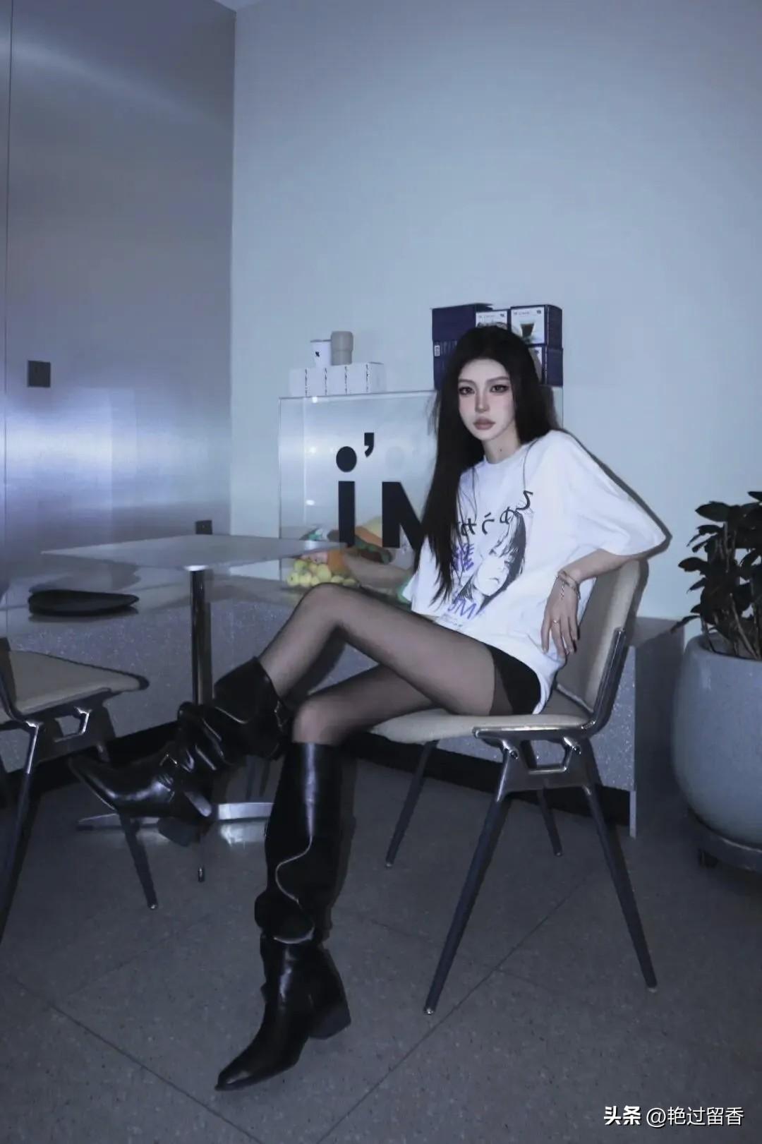 酷炫黑靴搭配宽松T恤，都市女孩的时尚日常！女装穿搭分享推荐 怎么穿才能时尚又高级