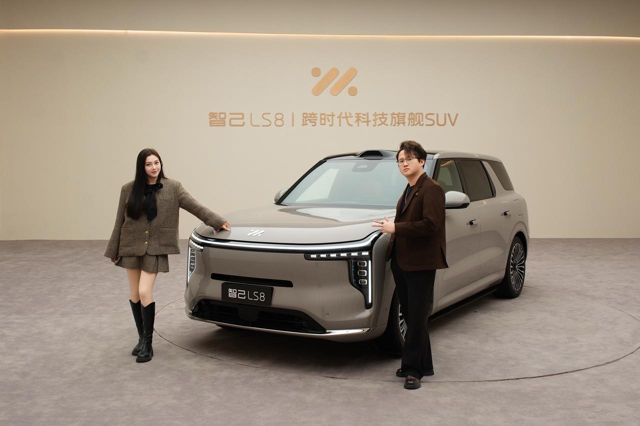 非常甜蜜的车身尺寸
对应上扬返包的C柱
这不就是钢铁森林里躁动不安的人们那一抹挥