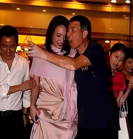 当年全网疯传冯小刚强搂舒淇的合影 真相居然是个乌龙。
 
2018年那张照片是活