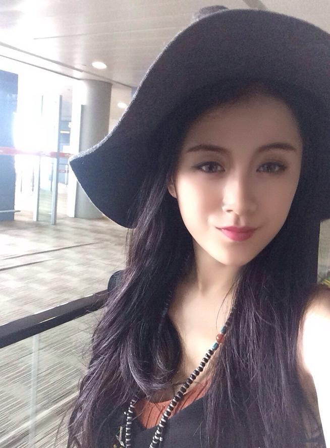 李嘉格小号分享的恋爱日常藏不住的幸福！小号曝光与年下男友的相处片段，手牵手逛超市