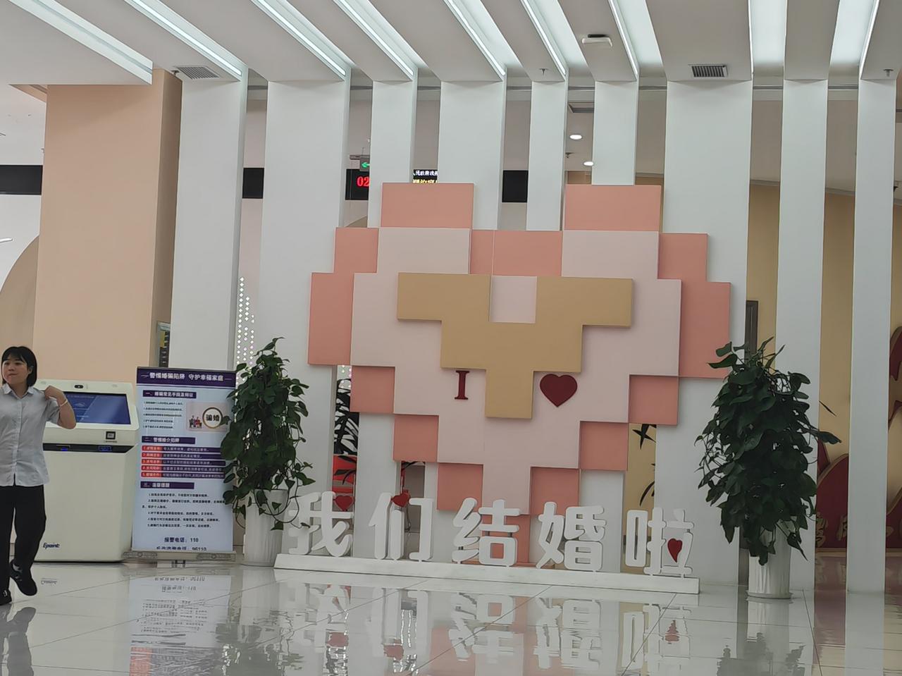 夜里做梦，梦见在一个村子里亲戚家，走在乡间道路上，迎面遇见之前的两个同事，他们身