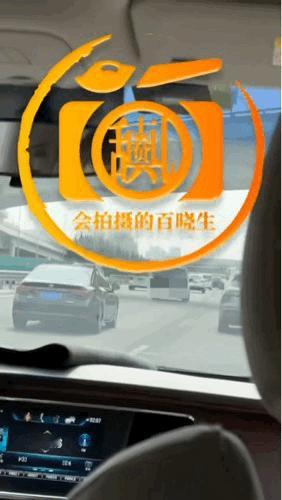 曝张凌赫被私生车尾随狗仔拍到张凌赫今天参加逐玉庆功宴的路上貌似被ss跟车了，妈呀