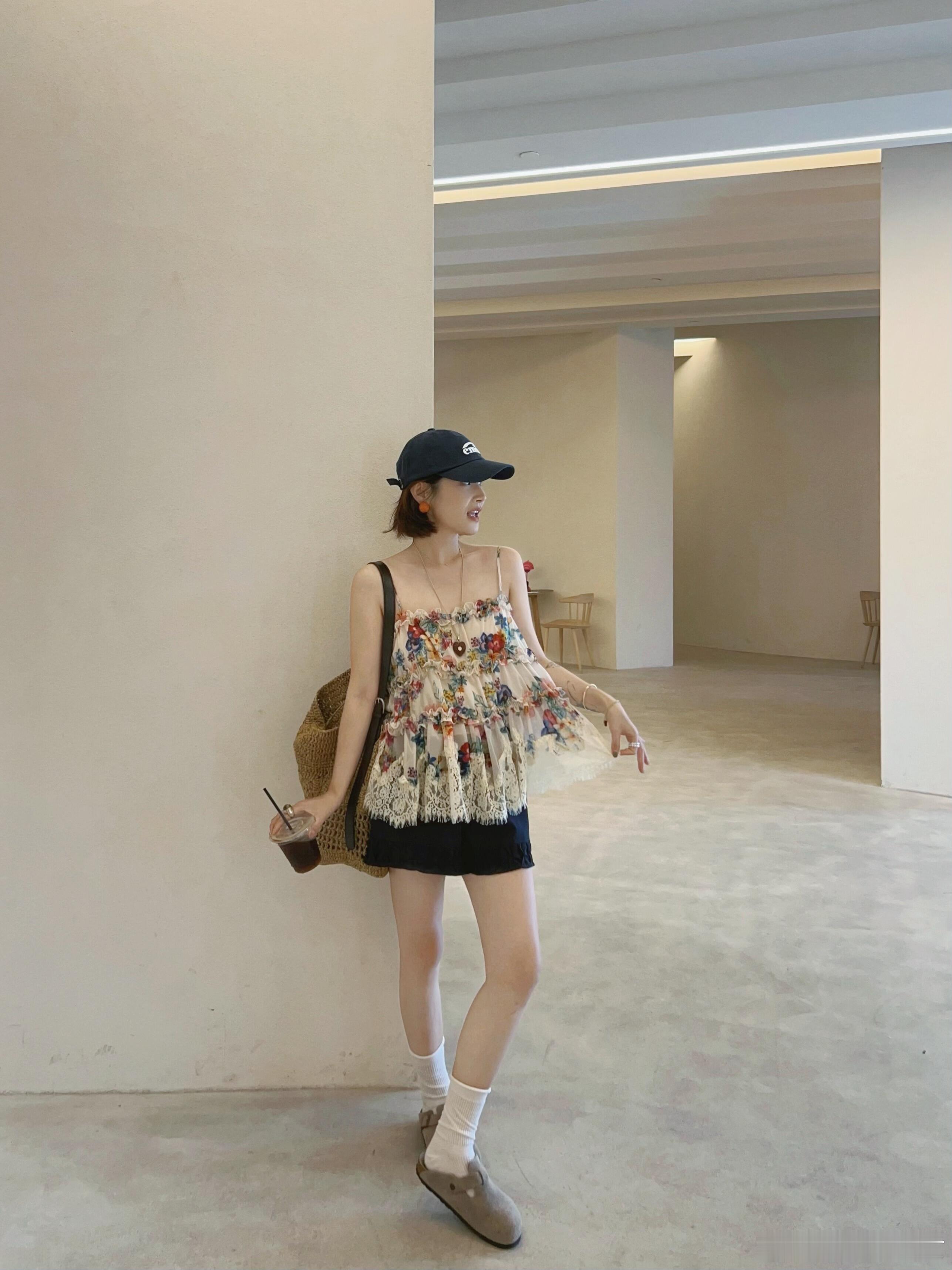 大学生喜爱内容共创计划｜我的元气假期夏日氛围感穿搭拿捏住了！碎花吊带＋休闲短裤，