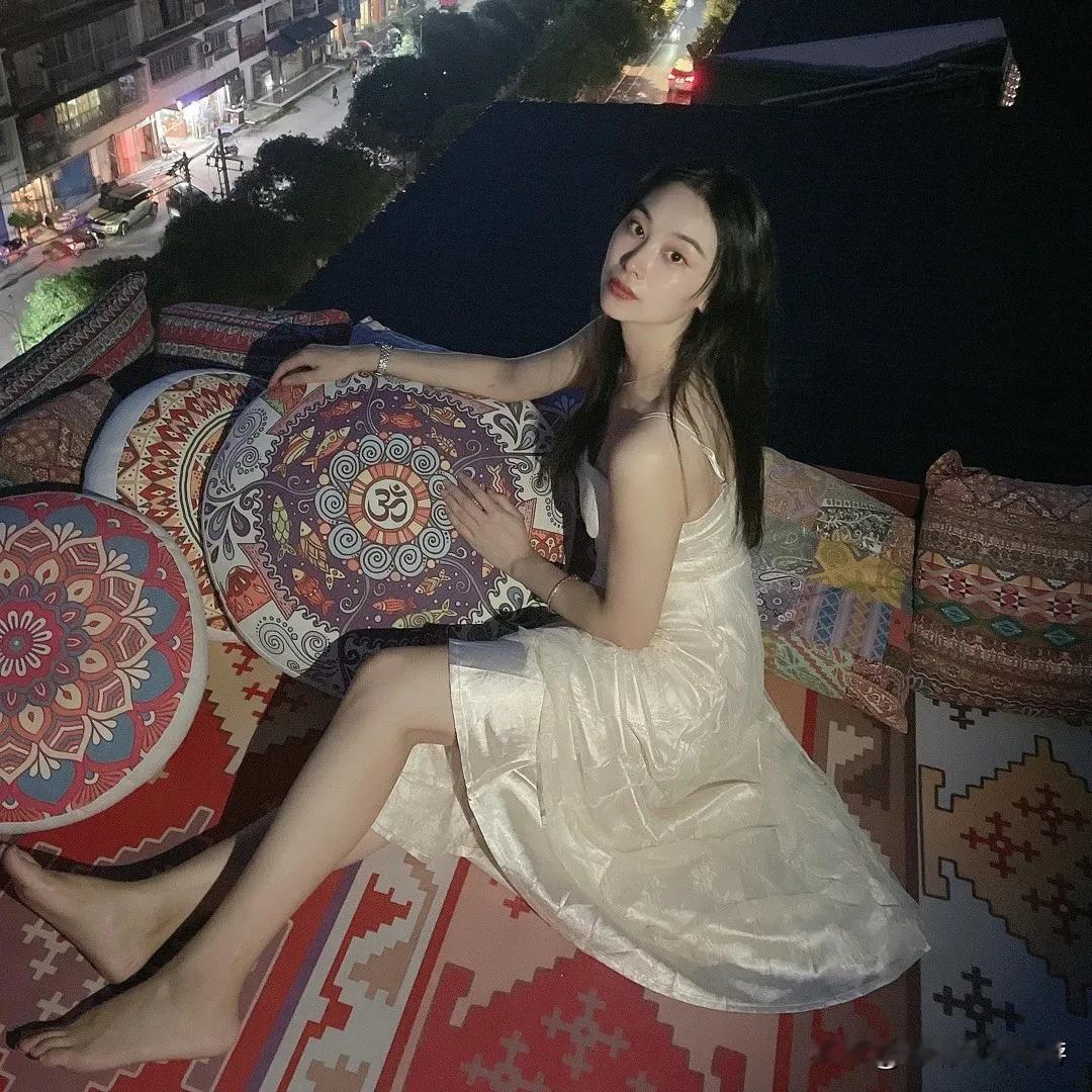 夜晚阳台上的优雅时光，与彩绘抱枕共度美好时光。