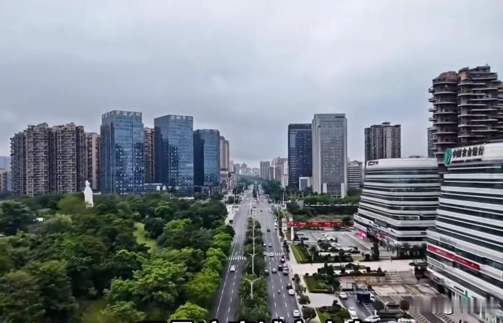 拥有高铁和飞机场的城市里，真的有人只能喝得起稀饭吗？
最近台湾的一个网红馆长到访