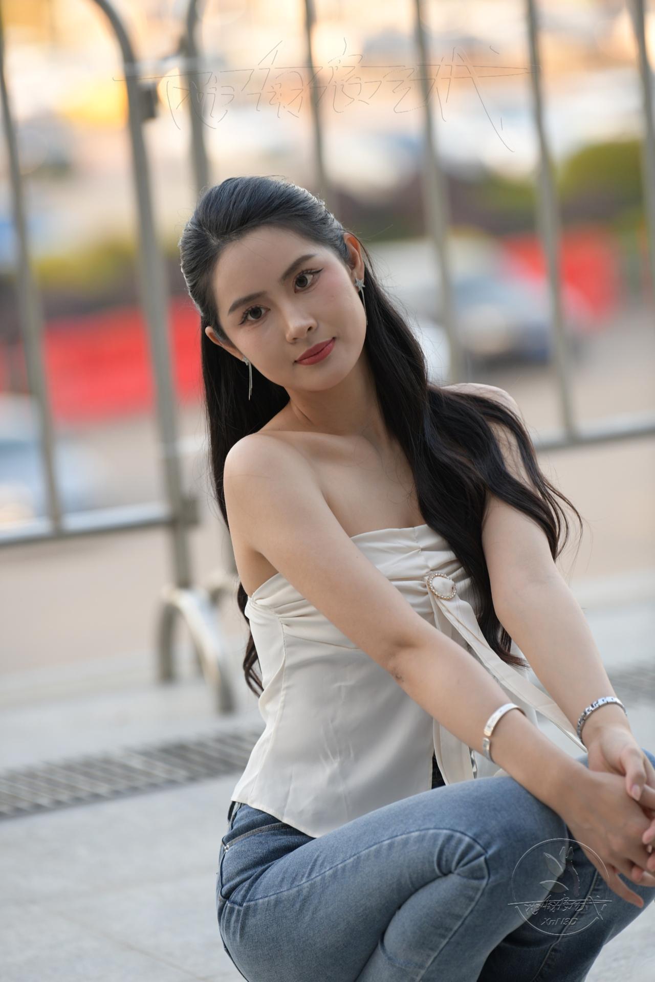 白色抹胸紧身牛仔裤小姐姐，凸显高挑和靓丽
8527来自小姐姐的美，也是城市的风景