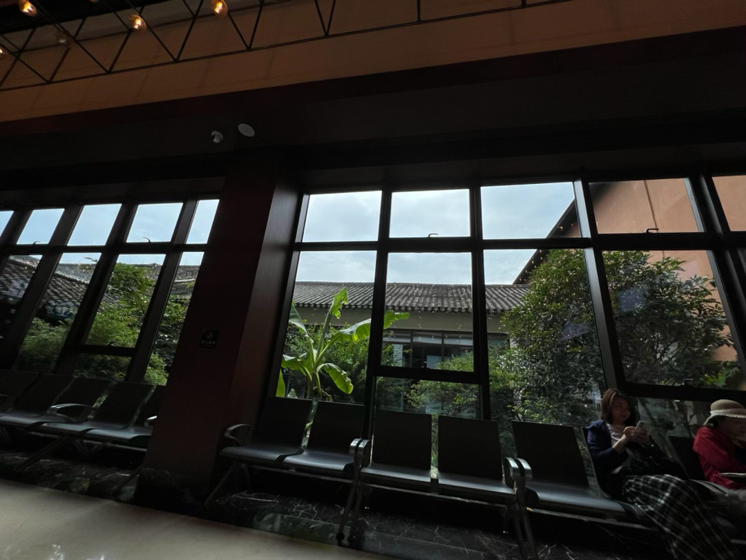 窑湖小镇，上午 8:30 售票处门口开始排队。 宜兴·窑湖小镇