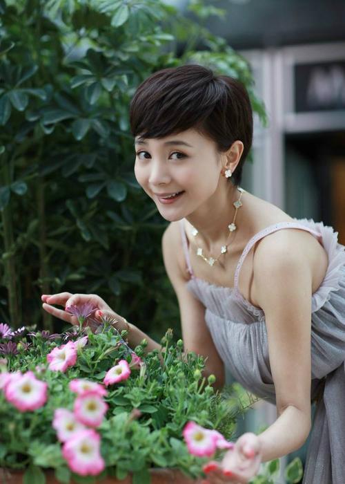 她曾在《甄嬛传》中饰演“华妃”的丫鬟，《甄嬛传》这部剧可以说捧红了很多人，可她却