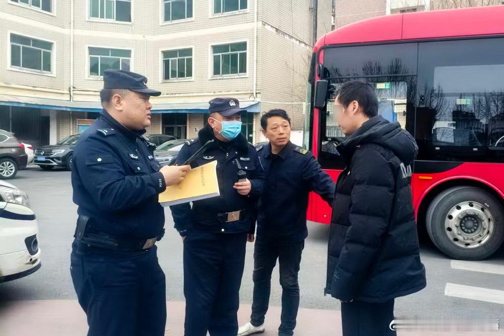 【暖心守护！合肥公交司机细心救助迷途乘客 】2月25日下午，合肥公交集团316路