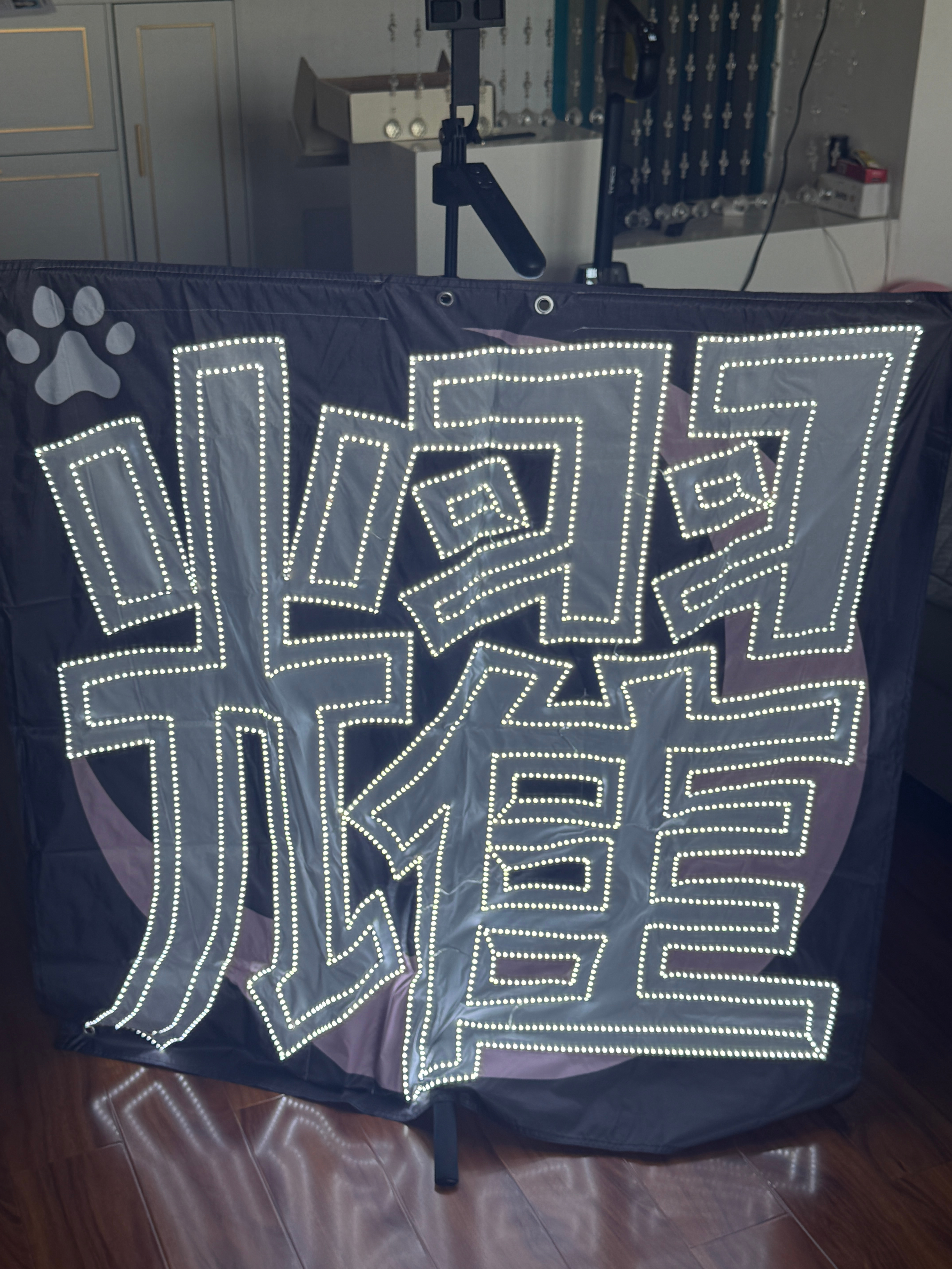 出120耀灯牌基本全新  非偏远包租出去一次但那个人说试了试没用除了买灯牌送的三
