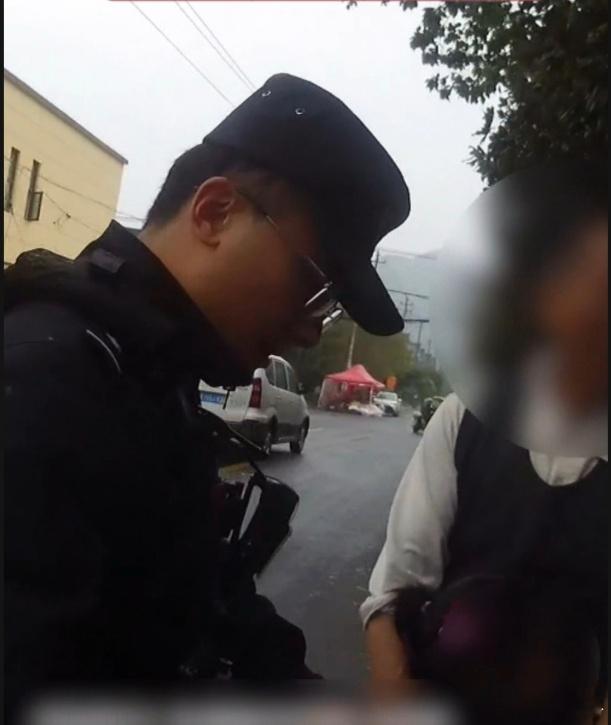 浙江民警大手牵小手太暖了 浙江湖州长兴暖心一幕！六岁女童在省道附近迷路哭泣，念叨