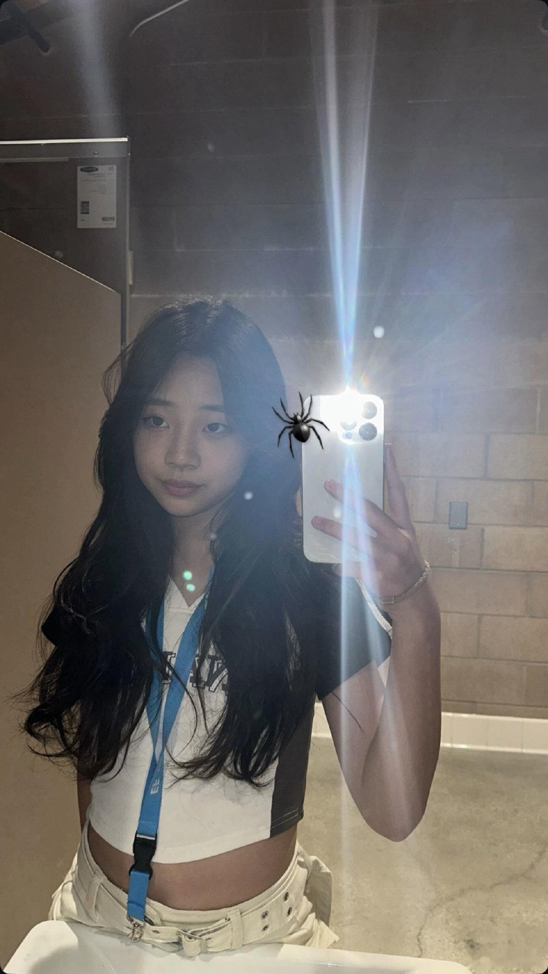小S小女儿晒对镜自拍 小S小女儿晒对镜自拍，简直就是大姐二姐的结合体！ 小S小女