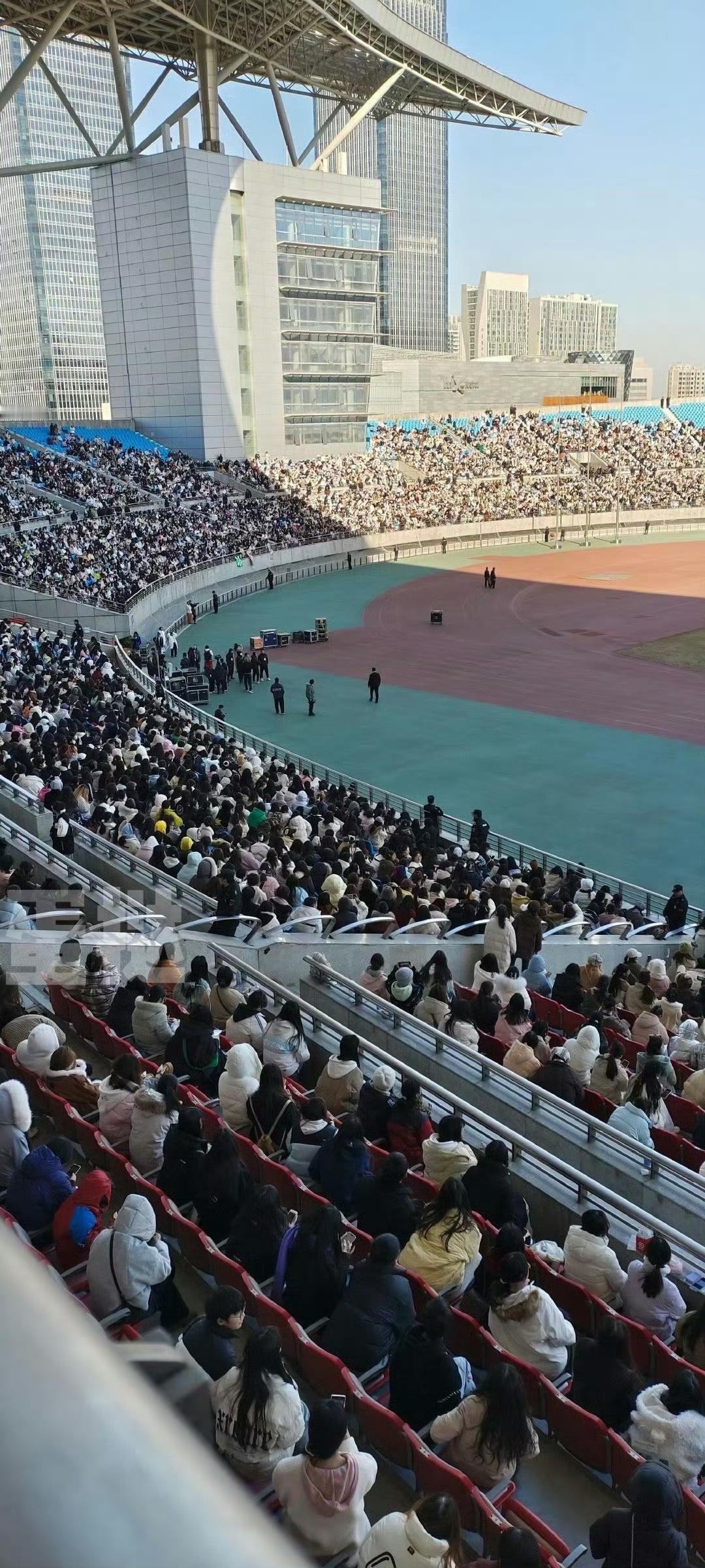 还以为丁禹兮开演唱会了  丁禹兮线下活动，不知道的还以为小丁开演唱会了，海棠们都