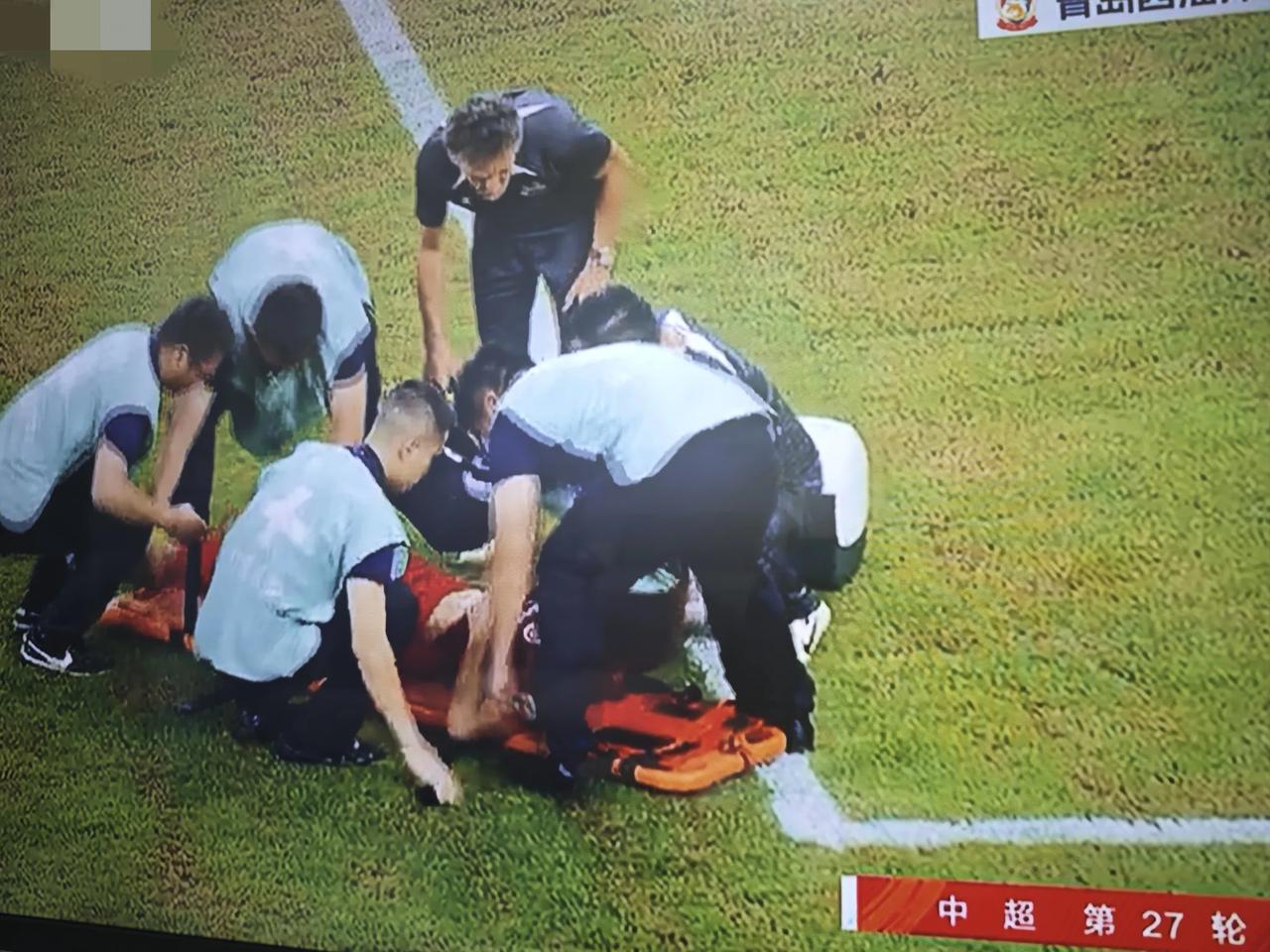 刚刚破了中超进球记录的武磊，有点流年不利，还没有结束足协杯挨骂的风波，联赛里又受