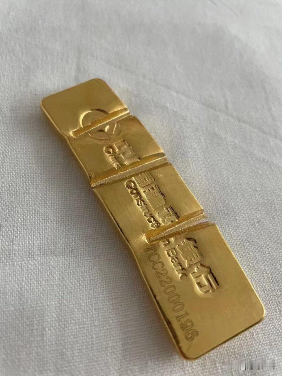 黄金这东西，不买天天疯涨，买了肯定有一天会暴跌。
我来说个方案大家看可行吗？
