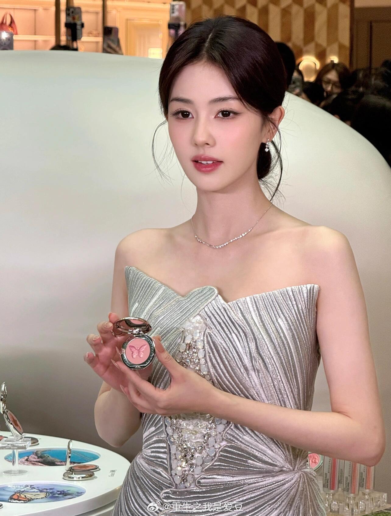 全世界最适合盘发的人出现了神妍降臨超絕千金感的鹿鹿 