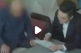 大家都骂现在的人情淡薄，邻居十年都不认识。可北京有位93岁的阮大爷，偏偏把自己价