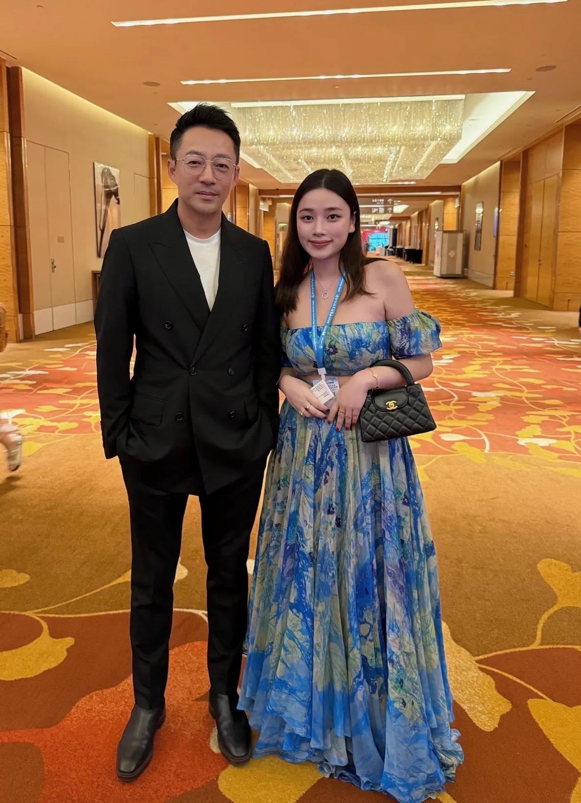 汪小菲旁边女士是谁？非常有气质