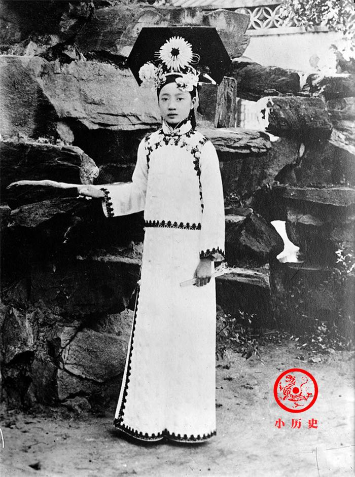 【老照片：15岁的婉容亭亭玉立】1920年的婉容，当年15岁，两年后嫁给溥仪。照