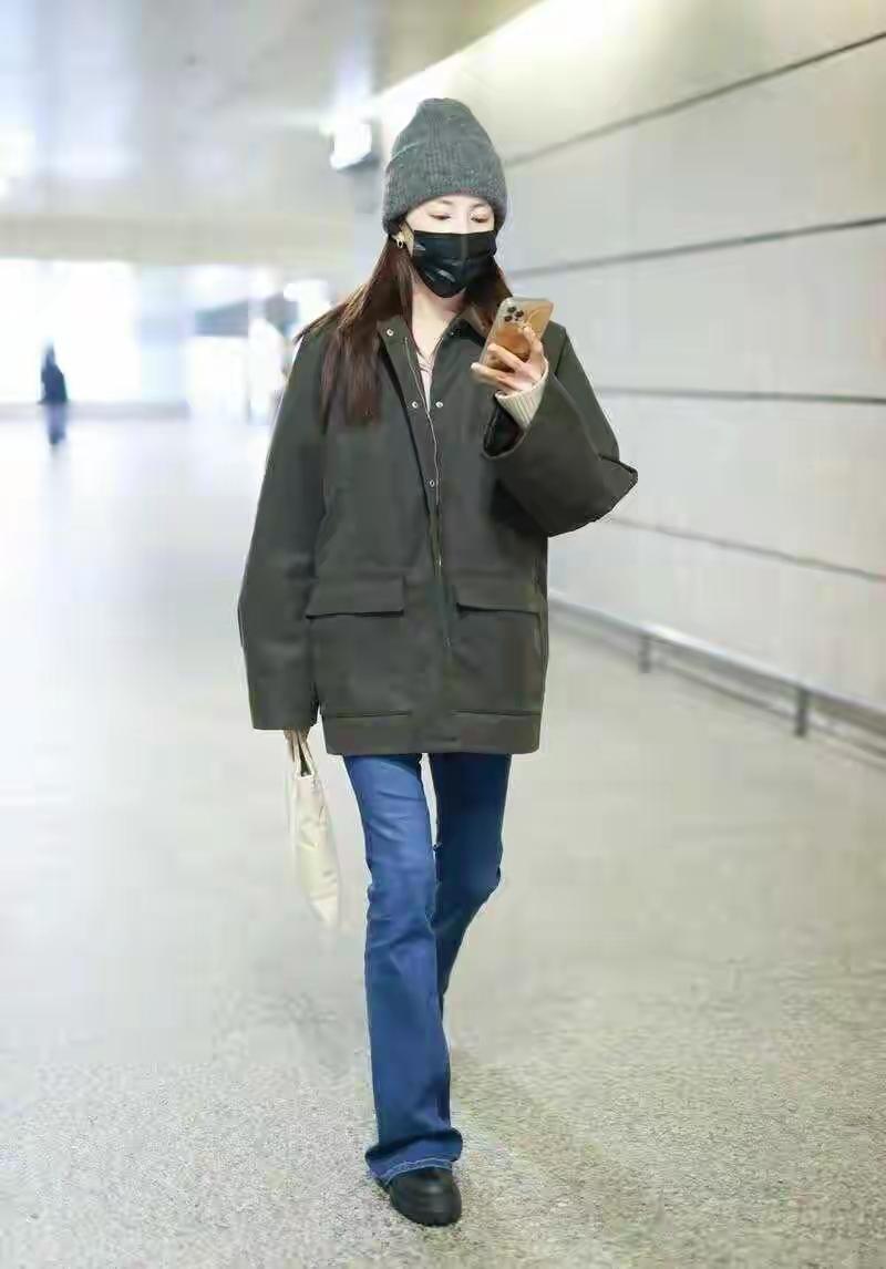 张雨绮冬季穿搭分享：
工装风外套+牛仔裤，又帅又飒，
魅力满分……

低调的绿，