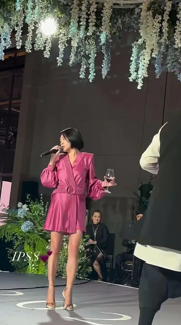 小S比大S聪明多了，别人只看到她在台上台下像个小丑一样，其实她门儿清 