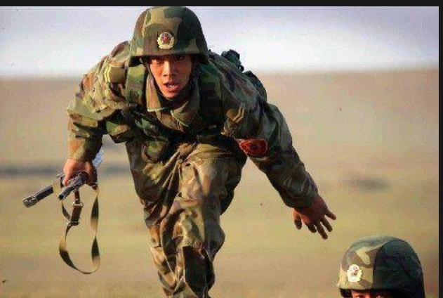 同样是一身疙瘩肉，当兵的小伙子和健身房练出来的，看着就是不一样。

军人的肌肉，