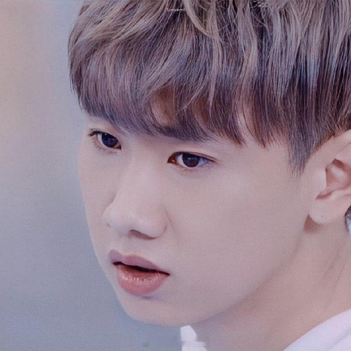 谁不想看汪苏泷 “生无可恋” 解说自己剧照啊！这反差感绝了