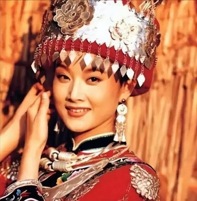 1996年，宋祖英亲手把年仅18岁的小保姆送进了监狱，一判就是12年
宋祖英19