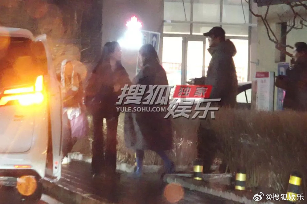 陈冰挺孕肚和陈牧驰会友聚餐 日前，陈冰和陈牧驰一起会友聚餐吃火锅。虽然陈冰已经是