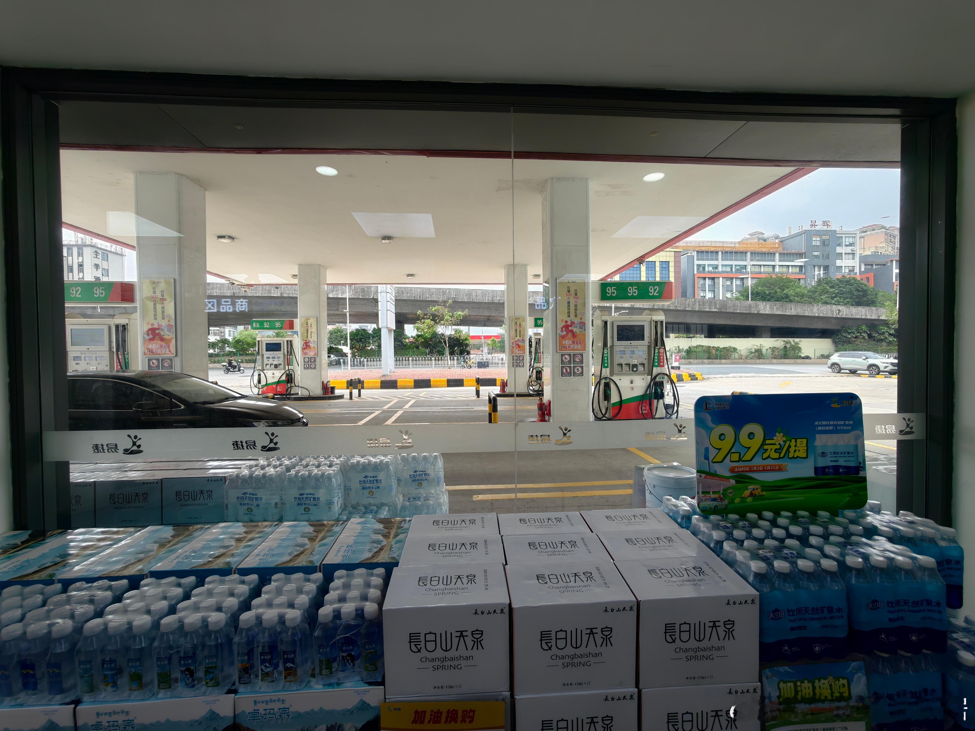 昨天下午去加油的时候，像一分钱优惠都没有的加油站，是一台车都无，一个人都无，完全