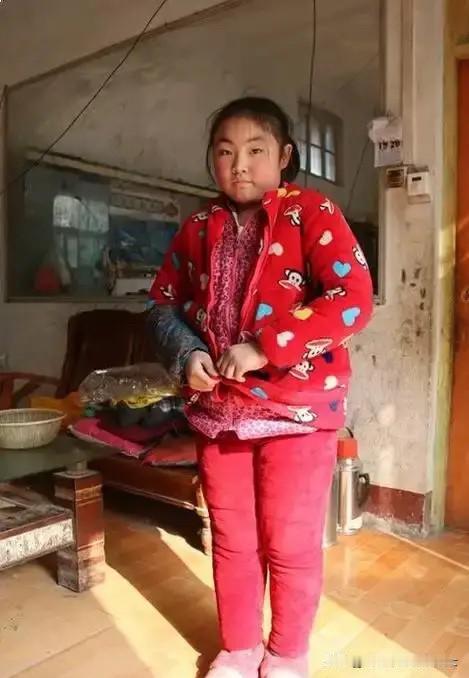 6岁没了爹，9岁母亲改嫁远走。贵州山村的女孩林小满，在叔叔家一住就是整整12年。