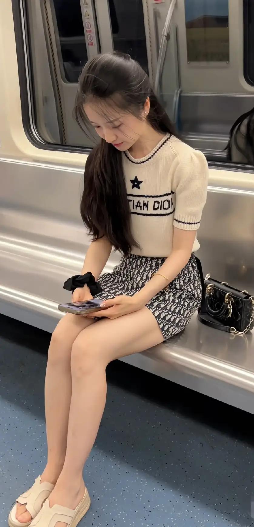 地铁上玩手机的人特别多，都很专注。
