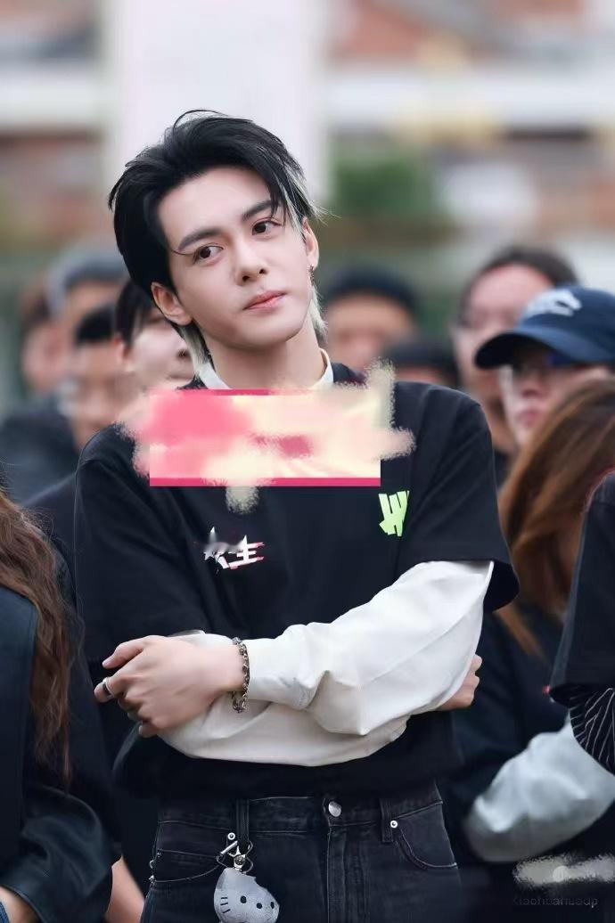 曾舜晞白发挑染狼尾造型曾舜晞张康乐开机照 曾舜晞白发挑染狼尾造型，谁懂是两位主演