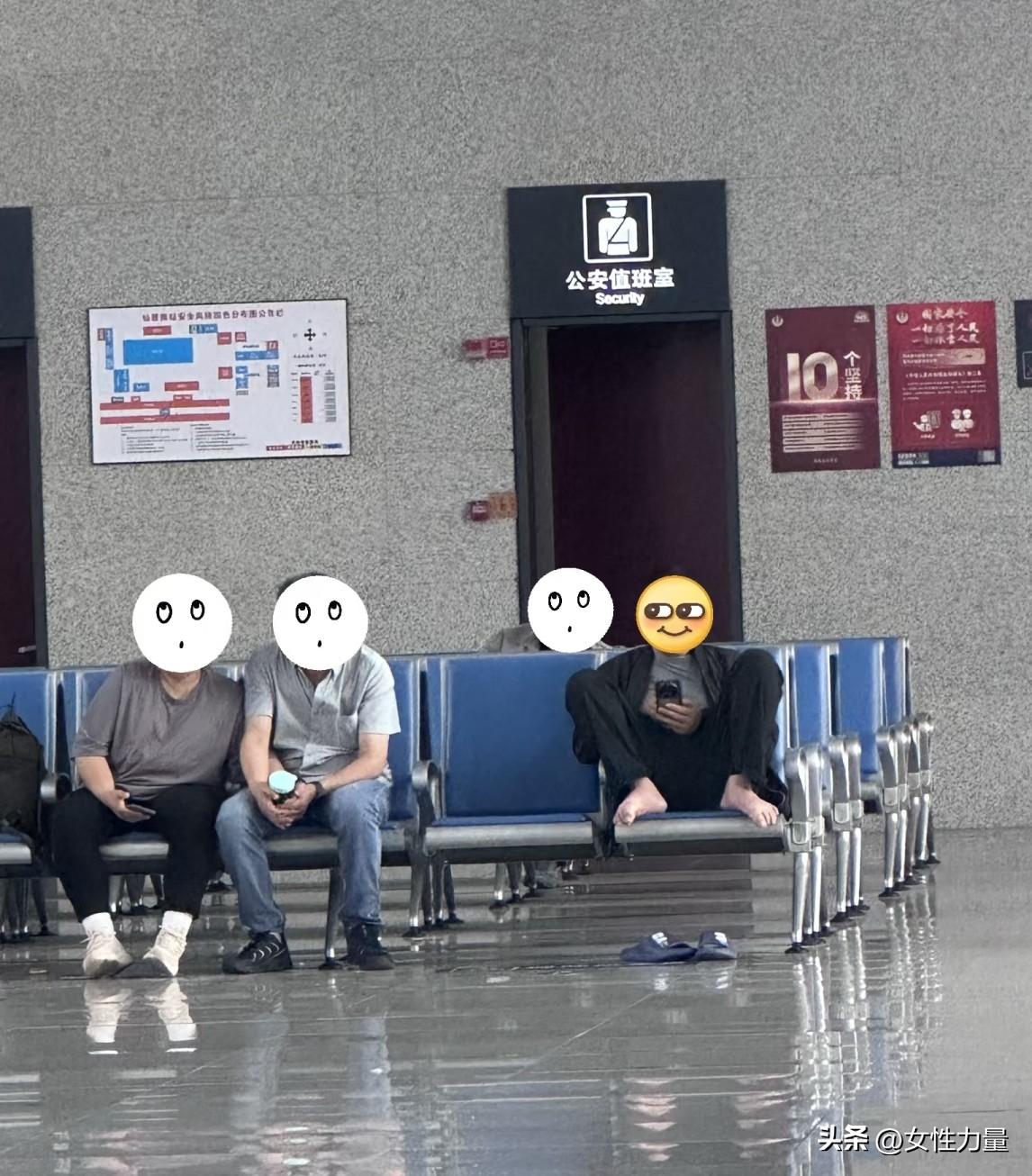 女孩子最好不要穿短裤短裙，坐在公共场所椅子上