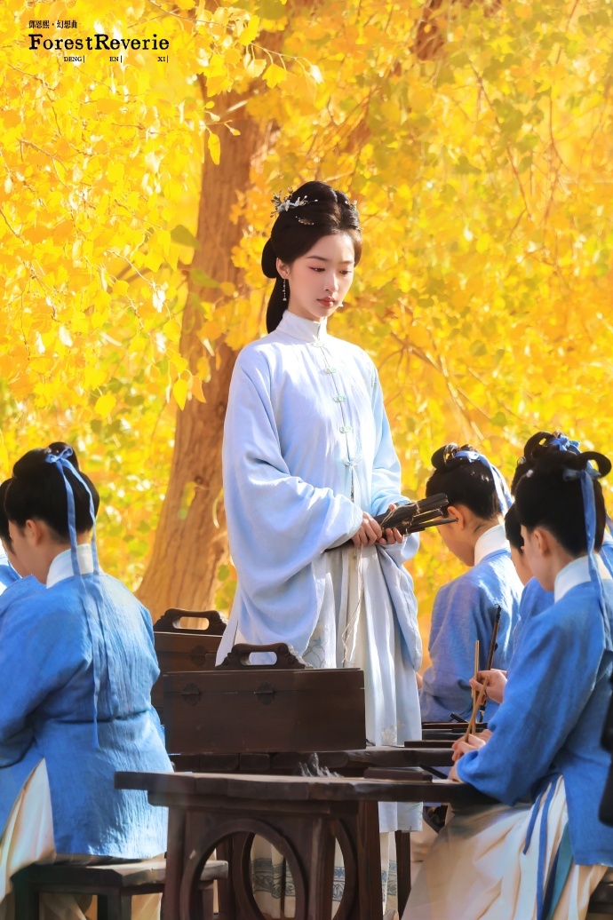 好一幅景美人更美的金秋画卷，被邓恩熙《花开锦绣》敦煌路透美到了，也想听傅庭芸授课