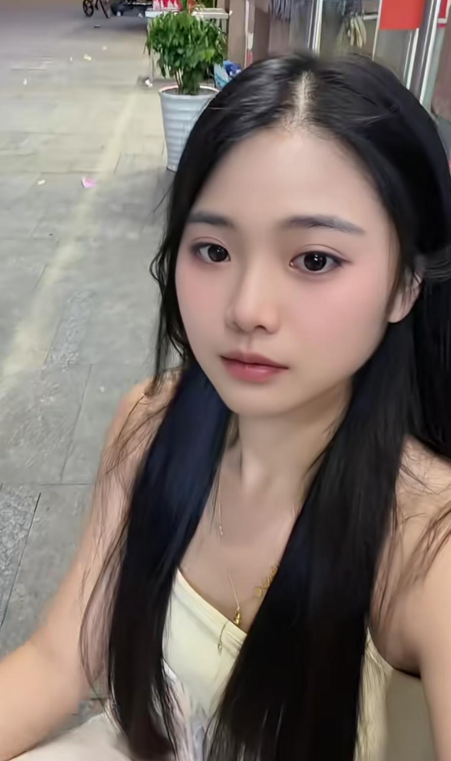 家在农村的我，会有人愿意娶我吗
 
像我这样普通的女孩子，你们会喜欢吗？
 
我