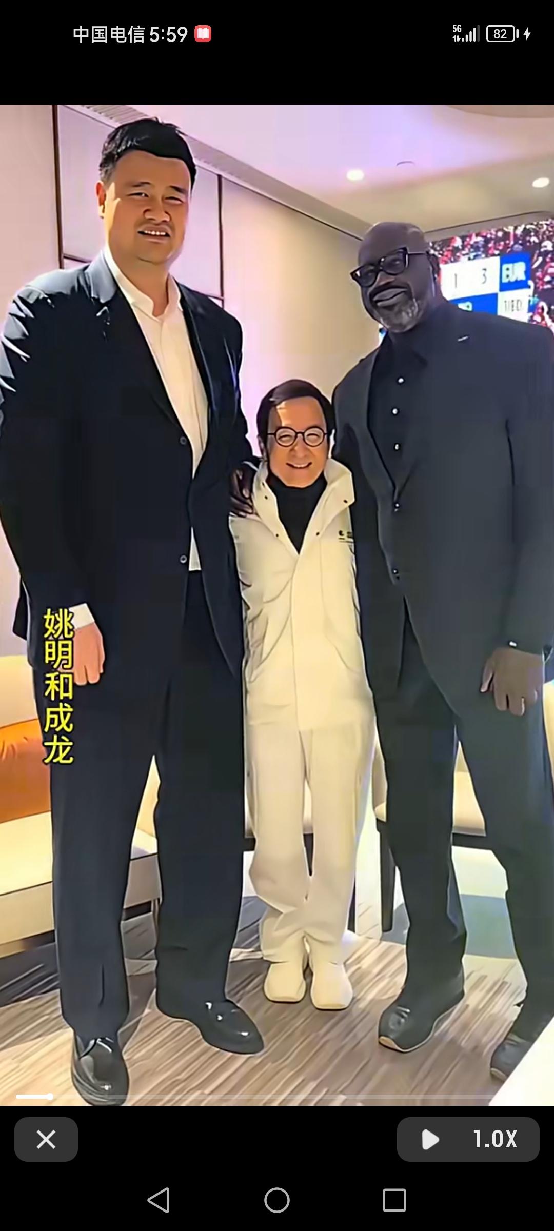 NBA中国赛巨星齐聚时的画面太逗了！71岁的成龙常常在社交平台分享日常，10月1
