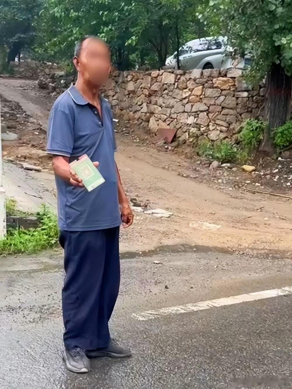 #游客在河南一景区被村民索要停车费#【闹大了，霸气老人竟威胁砸车强收停车费？】“