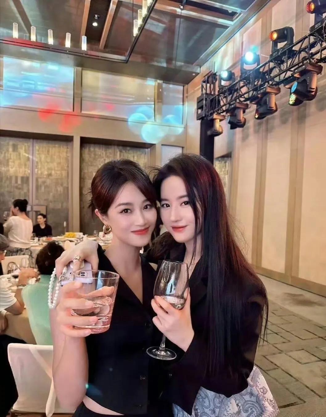 和刘亦菲举杯同饮的照片姐姐是谁呀？怎么感觉这颜值比女神姐姐刘亦菲还惊艳呢？这大大