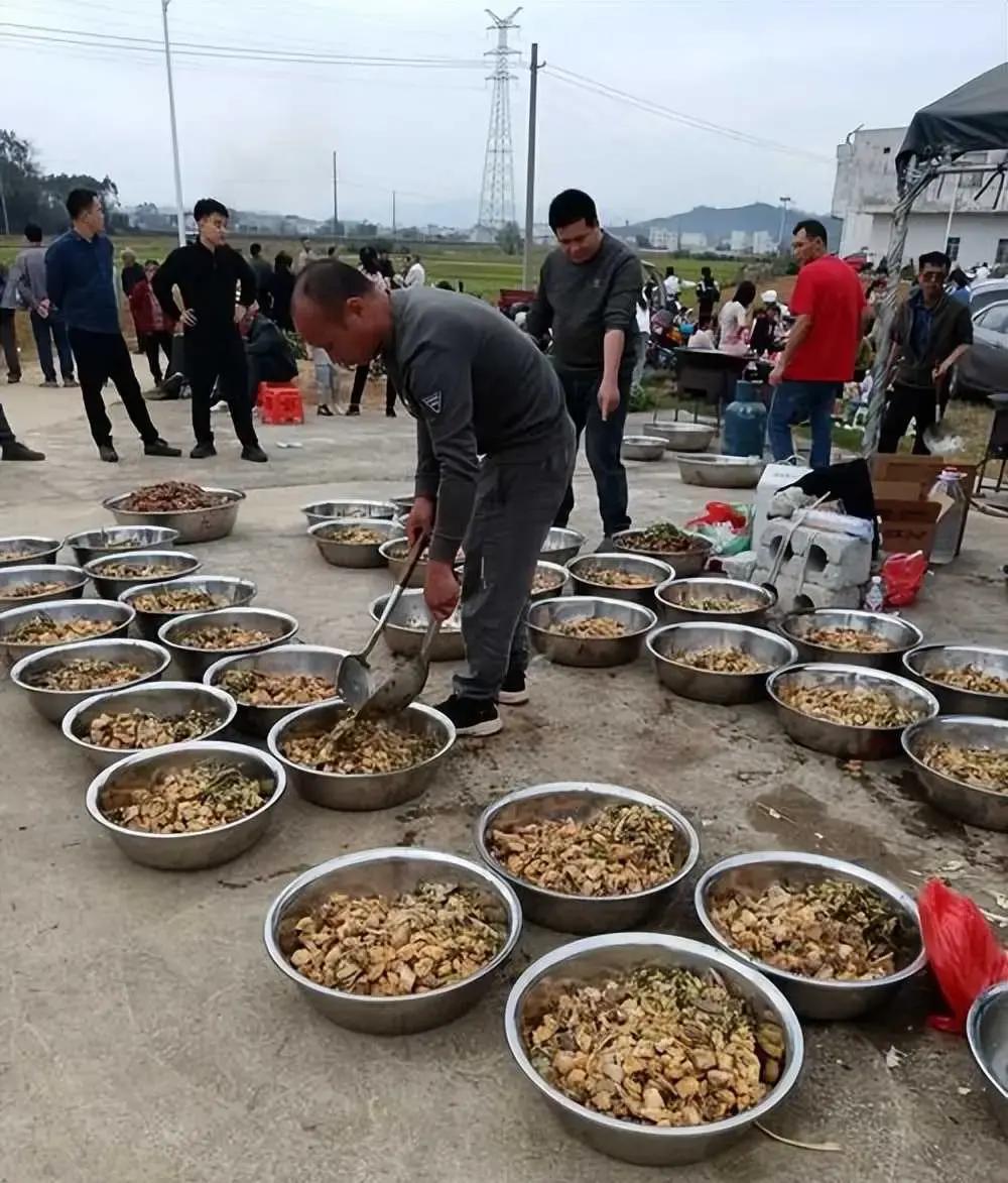 广西清明，山里女儿黑伞冲在前，爬三小时陡坡找祖坟，九座山头散落37座，谁料这竟是