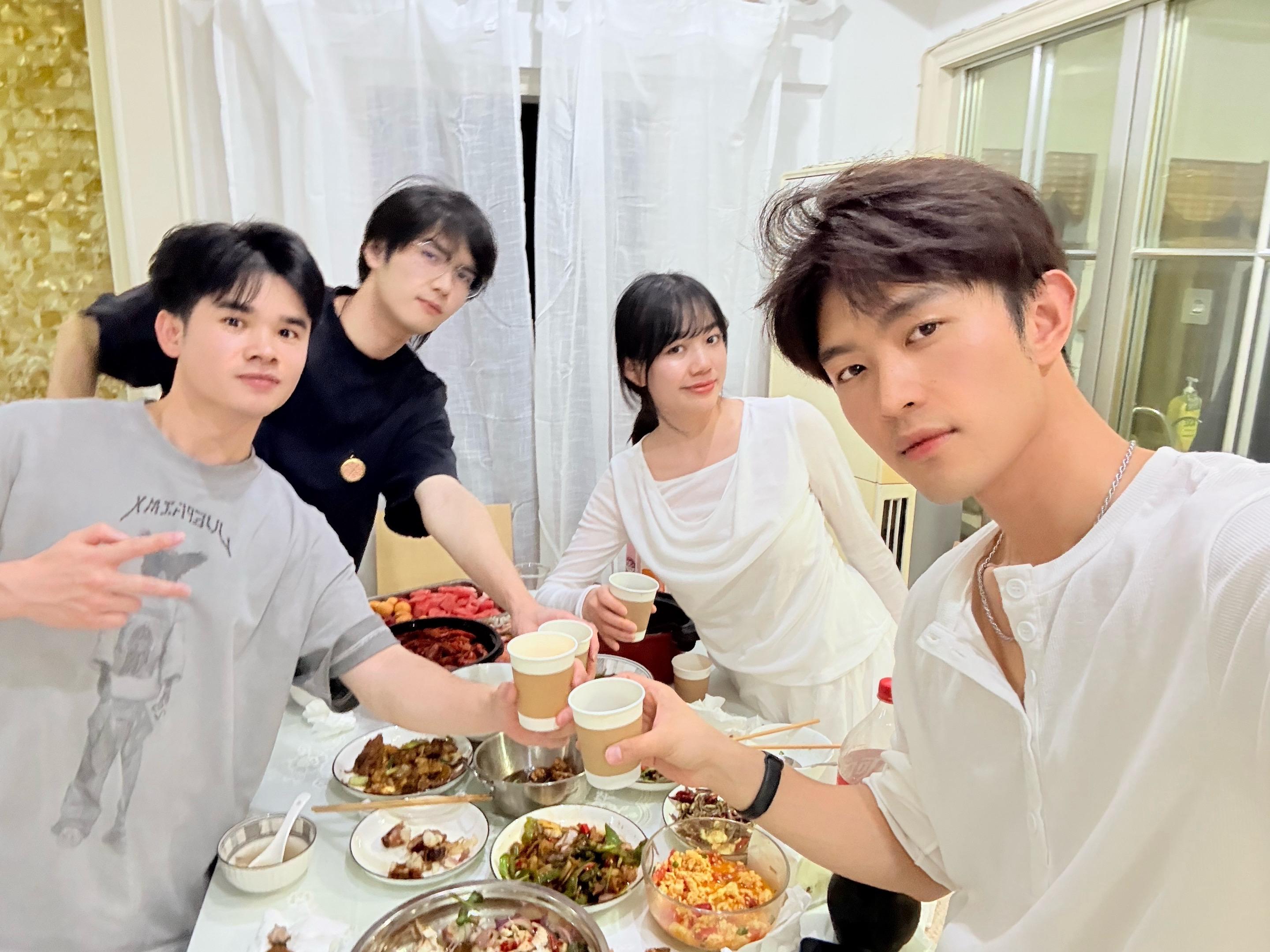 聚餐我们四个人吃十几个菜哈哈哈