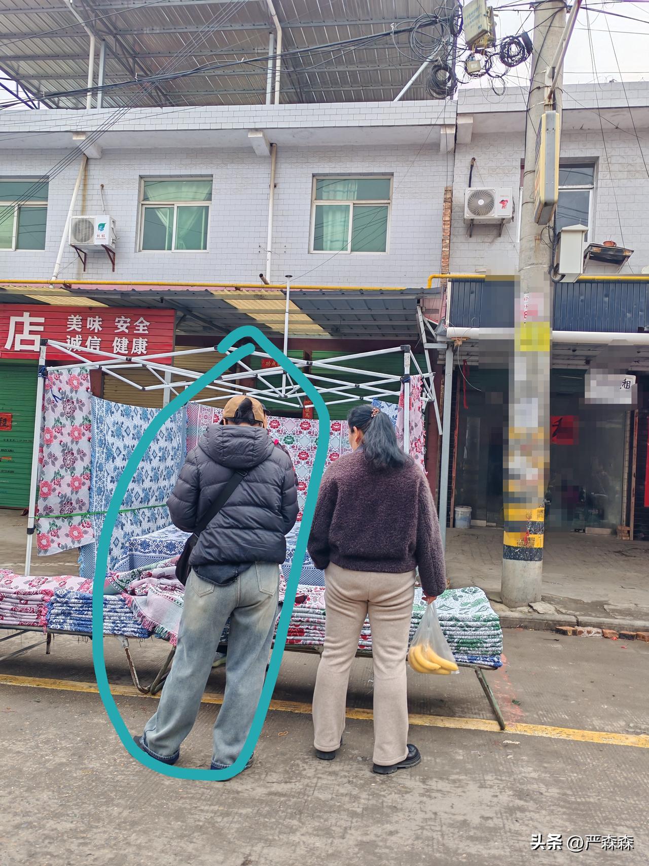 这个摊贩有一招
3月24日，坐标西安。刚才我路过城中村的一处早市，见到了有趣的一