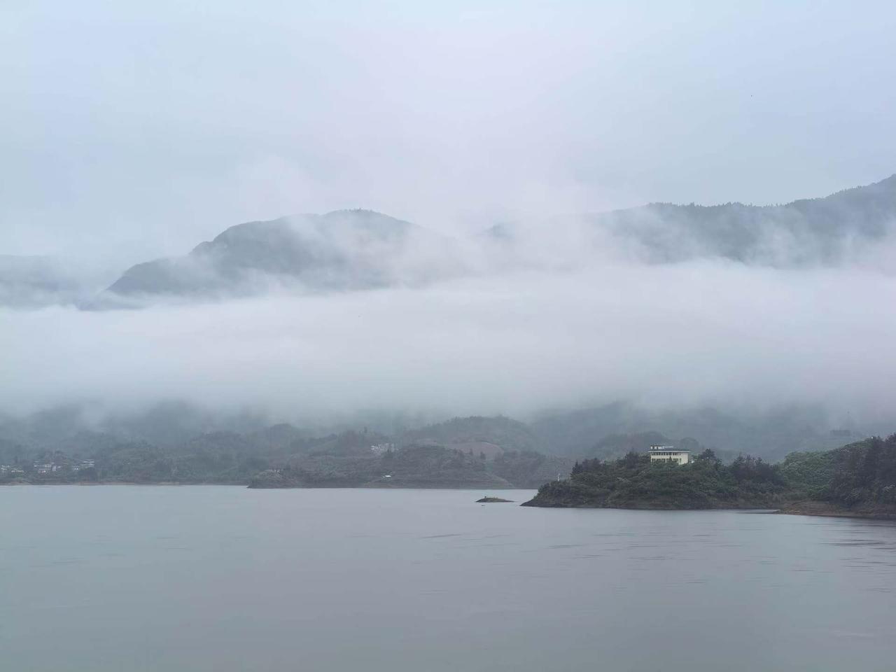 山色空蒙雨亦奇！远山衔雾，碧水含烟。
浩渺烟波漫过层叠山峦，朦胧雾气将天地晕成温