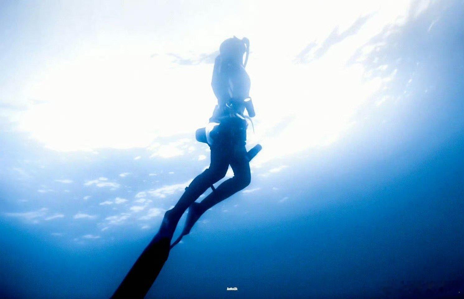 王一博大魔王年终结算画面 攀越险峰，深潜秘境，王一博用无拘探索刷新活人感定义。这