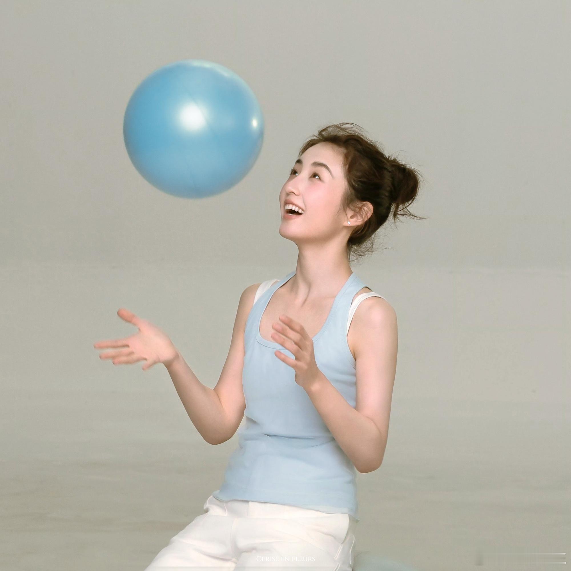 张子枫手臂上好大一个疤我们总是惊艳一朵花的成长，但是背后的心酸我们总是难以发现 