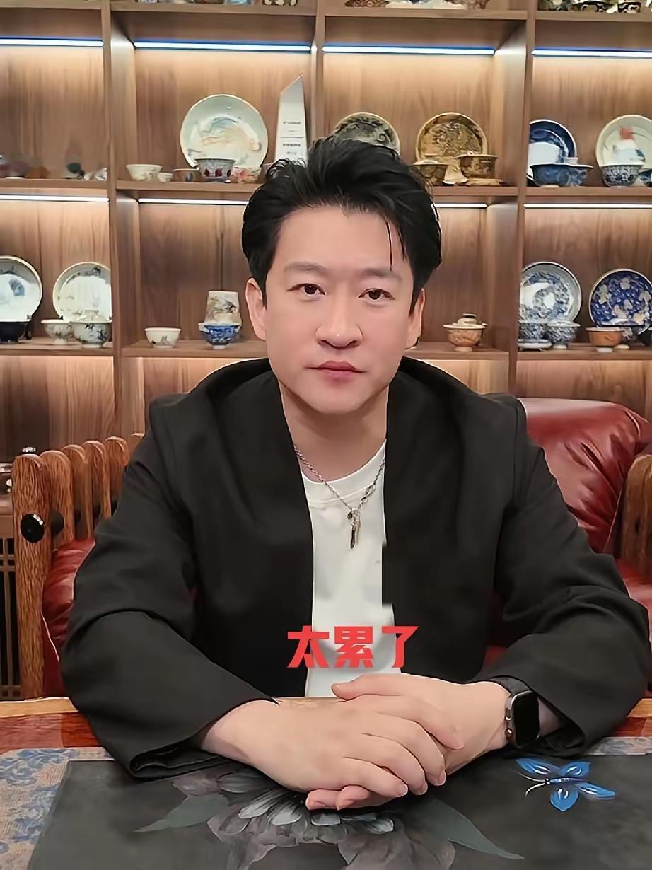 凌晨三点才躺下，曹云金在直播里揉着眼睛苦笑：“真不是我想这么拼，可几百号人指着我