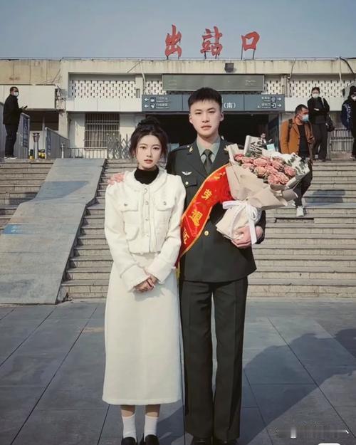 男孩决定报名参军，女孩没有半点犹豫，全力支持他奔赴军营。她深知军营辛苦，却不愿绊