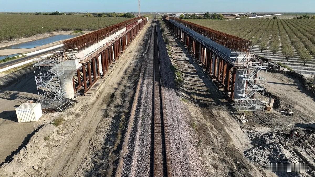 马斯克用27亿美元进入太空，而加州花了157亿美元建高铁，却连轨道都没有铺。
